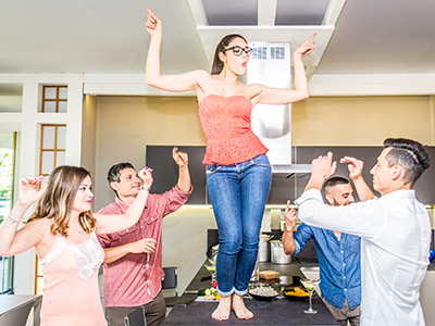 ''רקדי, ידך הניפי'' רוקדת על שולחן במשרד